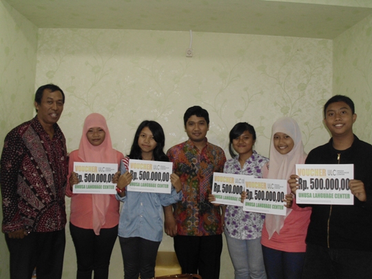 ULC Bagi Voucher Gratis Kursus di stand Royal Plaza Surabaya